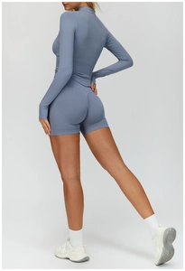 Vue latérale d'un ensemble de yoga bleu-gris avec haut manches longues et short