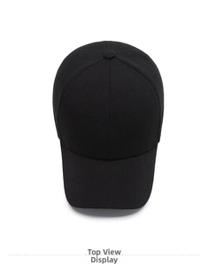 Vista dall'alto di un cappellino da baseball nero classico con struttura a sei pannelli