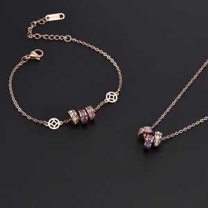Parure bracelet en acier titane rose doré avec trois cylindres en cristal coloré