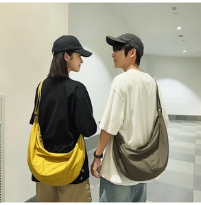 Détail de sacs bandoulière en nylon jaune et vert portés par des mannequins stylés