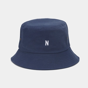 Détail du chapeau bob en toile bleu marine avec broderie lettre N blanche et œillets en métal