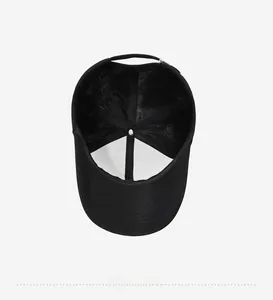 Détails de l'intérieur d'une casquette de baseball noire à 6 panneaux avec doublure blanche