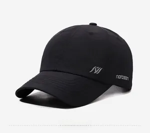 Dettaglio laterale di cappello sportivo nero traspirante con logo narason e visiera