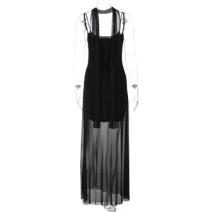 Détail de l'ourlet en tulle transparent et sequins brillants sur une robe de soirée longue
