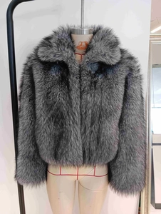 Détail de manteau en fausse fourrure grise avec grand revers et texture douce