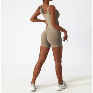 Vue arrière d'un ensemble de yoga respirant avec short taille haute et brassière de sport