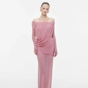 Detail eines rosa schulterfreien Maxikleids mit eleganten Falten und schmaler Passform