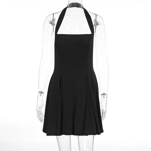 Dettaglio mini abito nero con scollo all'americana, schiena scoperta e gonna a pieghe