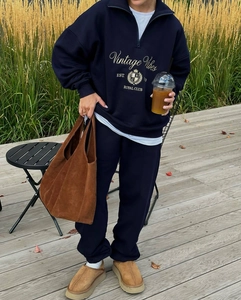Détail du sweat à col zippé bleu marine avec imprimé vintage royal club et coupe ample