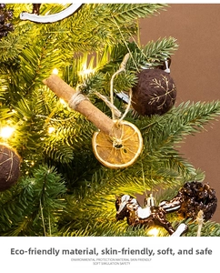 Dettaglio di fette d'arancia essiccate e cannella su una decorazione per albero di Natale
