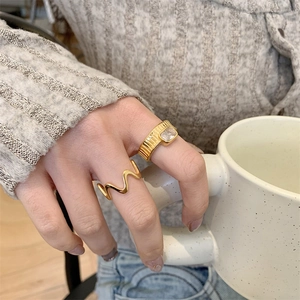 Two-piece set of minimalist 18K gold plated wavy rings with a sparkling zircon inlay