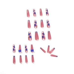 Faux ongles cercueil French rose et bleu avec nœuds 3D et motifs de cœurs
