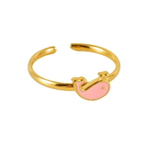 Bague dorée ajustable au design minimaliste avec un dauphin en émail rose sur fond blanc