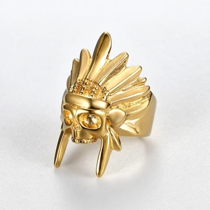 Makroaufnahme eines goldenen Häuptlings-Totenkopfrings mit detaillierter Federkrone
