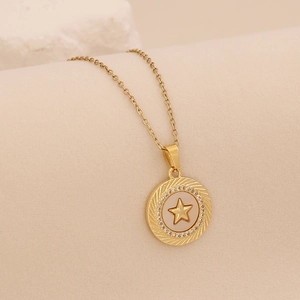 Dettaglio della collana in oro 18K con pendente a stella e pietre scintillanti