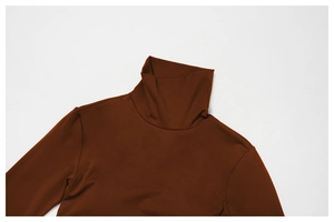 Detail des Stehkragendesigns und des weichen Stoffes am karamellbraunen Yoga-Shirt