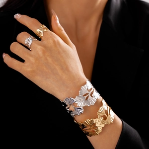 Ensemble bracelet manchette et bague assortie avec feuilles de ginkgo ajourées pour femme