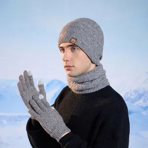 Ensemble d'hiver 3 pièces avec bonnet, écharpe et gants tactiles gris dans un décor de neige