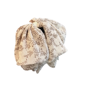 Pince à cheveux élégante avec nœud floral en mousseline beige et marron pour demi-queue