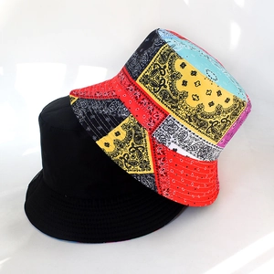 Detail des Wende-Designs mit Paisley-Muster und einfarbigem schwarzen Baumwollstoff