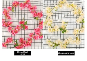 Detalle de enredaderas de cerezo artificiales rosa rojo y champán sobre fondo de cuadros