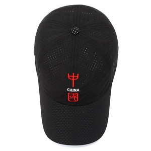 Cappellino da baseball nero con ricamo cinese e fori tagliati al laser traspiranti