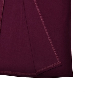 Vue macro de la texture du tissu bordeaux fin avec des détails de couture nets
