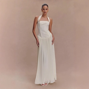 Elegantes ärmelloses cremefarbenes Neckholder-Maxikleid mit Faltenrock und offenem Rücken