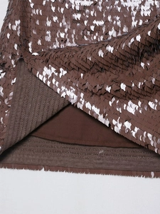 Gros plan détaillé du tissu à paillettes marron avec doublure pour mini-jupe taille haute