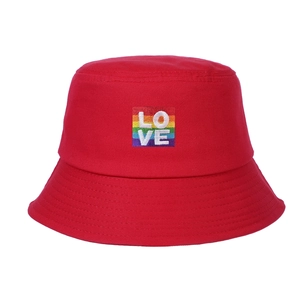 Nahaufnahme des roten Anglerhuts aus Baumwolle mit Regenbogen-LOVE-Patch und feinen Nähten