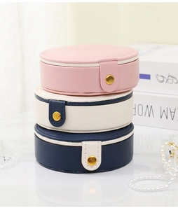 Empilement de trois boîtes à bijoux en cuir PU en rose, blanc et bleu pour voyage