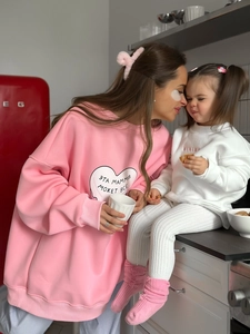 Sweatshirt rose oversize pour femme avec imprimé cœur et tenue assortie pour enfant