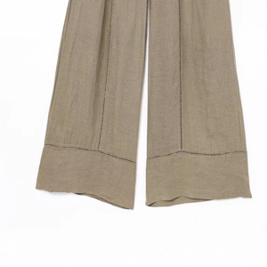 Pantaloni a gamba larga in lino marrone con trama premium e dettagli di cuciture traforate