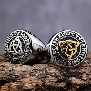 Anello vichingo in acciaio inossidabile con nodo celtico e rune su corteccia