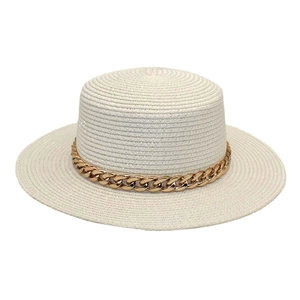Détail de la paille tressée et de la chaîne dorée sur ce chapeau de soleil beige