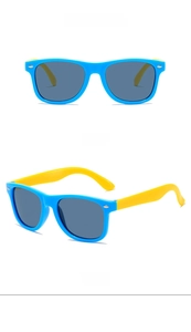 Détail de lunettes de soleil pour enfants bleu et jaune avec rivets et verres gris foncé