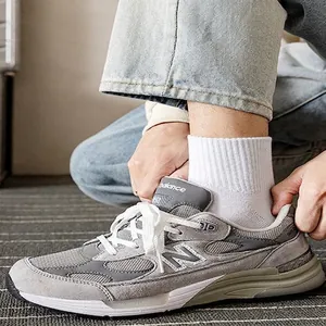 Sneakers retrò classiche grigie in pelle scamosciata e mesh con calze sportive bianche