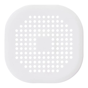 Dettaglio macro del filtro per lavello in silicone bianco con fori anti-capelli