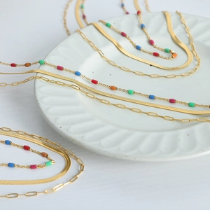 Collier multicouche en acier titane doré avec perles en émail colorées sur porcelaine