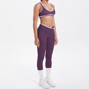 Detail der High-Waist Yoga-Hose und Sport-BH mit weißer Kontrasteinfassung in Lila