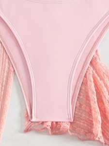 Détail du bas de maillot de bain rose avec tissu lisse et bordures en dentelle