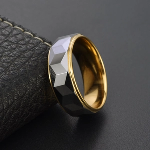 Bague facettée en acier tungstène bicolore pour homme avec coupe grise et poli doré