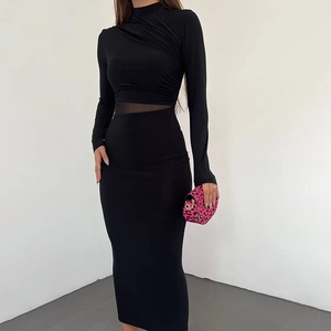 Détail de la taille en mesh semi-transparent sur une robe longue noire à col montant