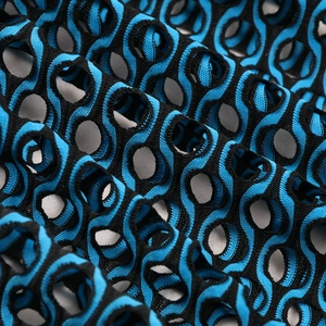 Détails macro d'un tissu en maille ajouré bleu et noir respirant à motif ondulé