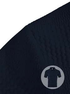 Dettaglio ravvicinato della trama a nido d'ape blu scuro della polo da uomo a maniche corte