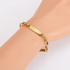 Goldenes Gliederketten-Armband mit rechteckiger ID-Platte am Handgelenk eines Models