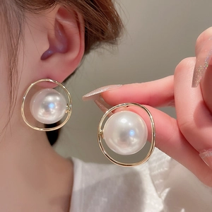 Eleganti orecchini geometrici dorati con perle irregolari per un raffinato stile francese