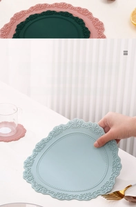 Gros plan sur un set de table souple en silicone avec motif de dentelle en relief