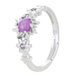Macro dell'anello a fiore in argento con opale viola e dettagli in zirconi viola