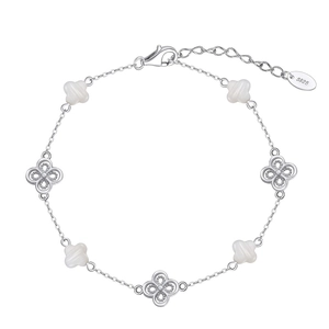 Makroaufnahme eines S925 Sterlingsilber Armbands mit weißen Kleeblatt-Motiven und Gliedern